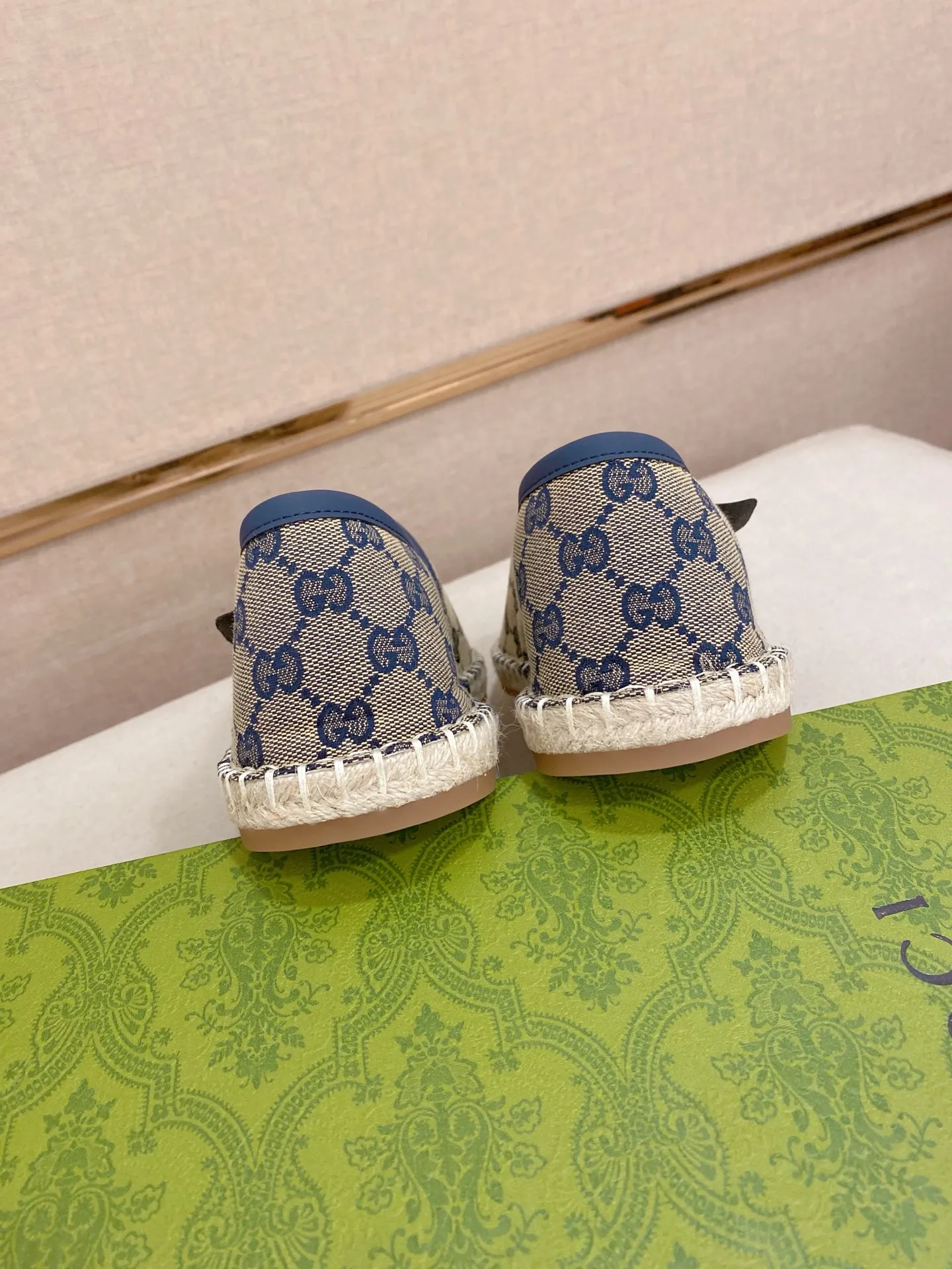 Factory price: 400💰High-quality GUCCI💫Men's latest slip-on Loaf casual shoes✔️The original version is available simultaneously at the counter and is a one-to-one replica🏍️Fabrics: Italian imported fabrics, pure hand-pulled threads, raw rubber breathable anti-slip outsole, breathable and comfortable lambskin lining, 100% comfortable density, original rubber outsole wear-resistant ✔️Code number: 38-44, you deserve it, (Note: 45 can be customized, non-refundable and non-exchangeable)
